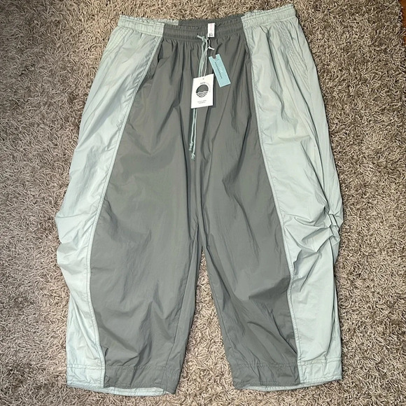 Anthropology +Daily Women’s Two Tone Green Elastic Waist Practice Pants - Picture 2 of 7